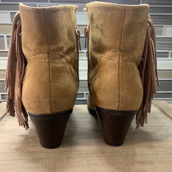 Maurice Fashions Beige Faux Suede Fringe Ankle Bootie Boots Woman's Shoe Size 6 - Picture 3 of 12